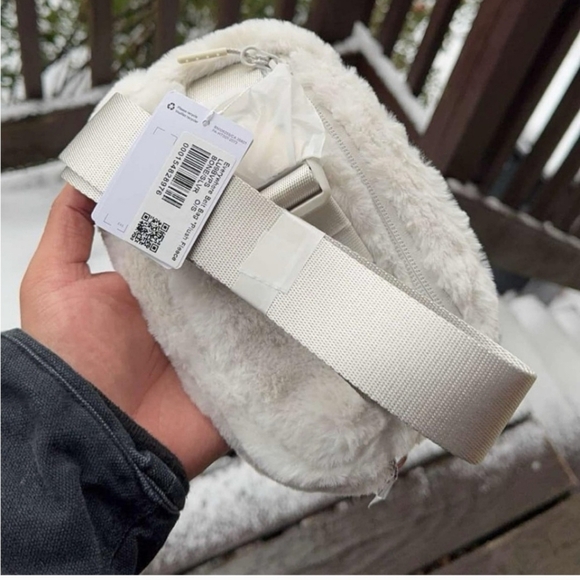 lululemon athletica Cream Furry Bag NWT great Christmas gift - Picture 2 of 4